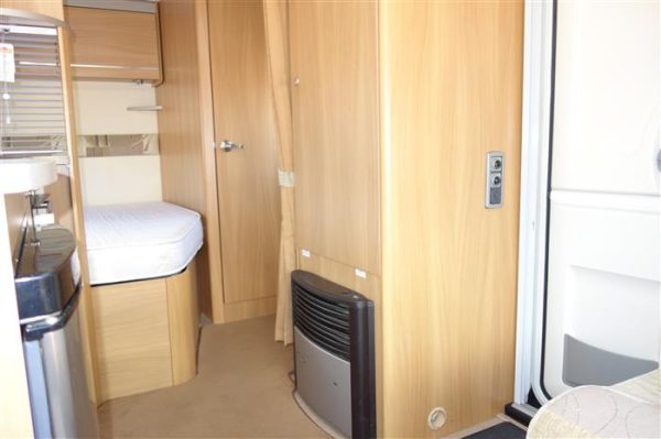 Swift sprite alpine   4 berth with fixed end bedroom  - Image 12