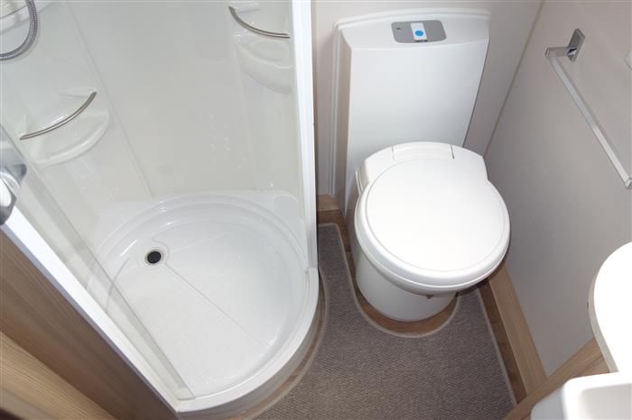 2016 coachman vision 520 motor mover - Image 13