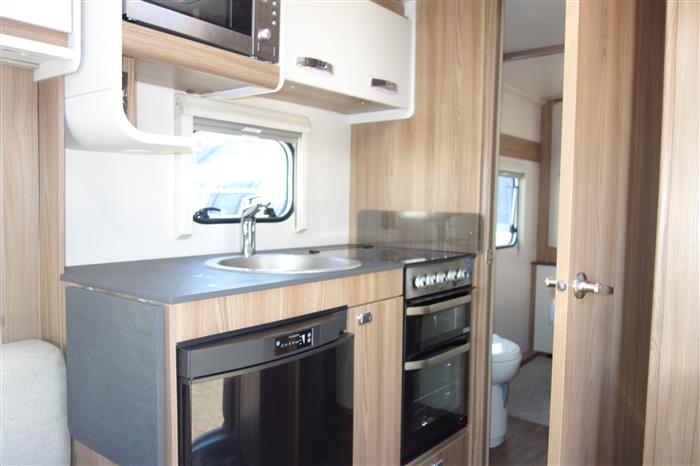 2020 Swift major 4 EB fixed island bedroom - Image 7