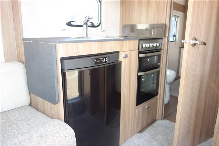 2020 Swift major 4 EB fixed island bedroom - Image 8
