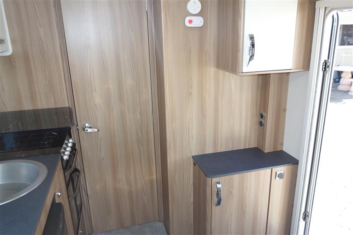 2020 Swift major 4 EB fixed island bedroom - Image 10