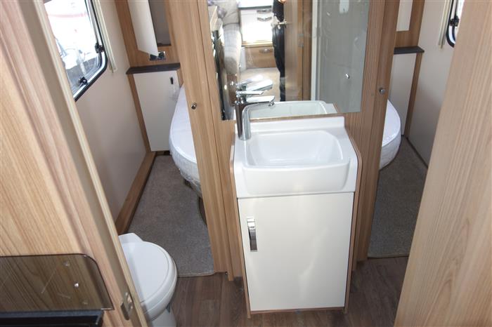 2020 Swift major 4 EB fixed island bedroom - Image 12