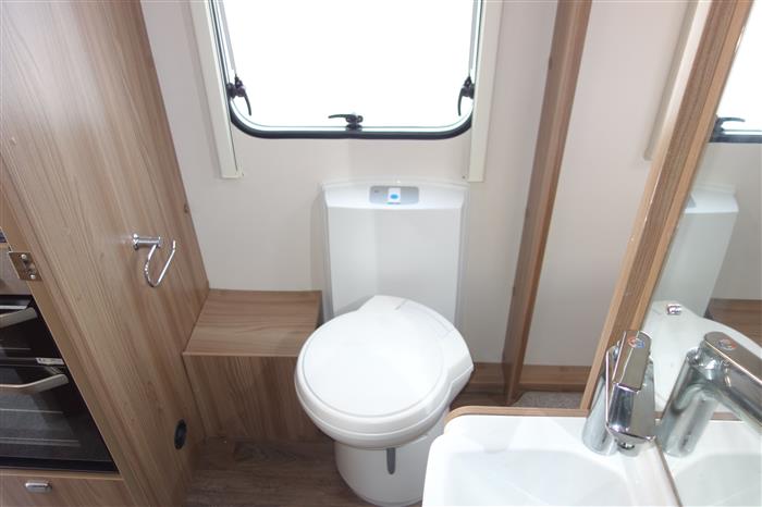 2020 Swift major 4 EB fixed island bedroom - Image 13