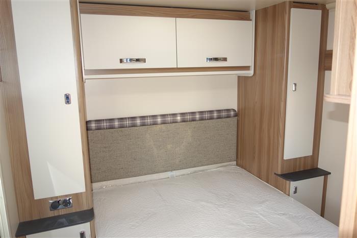2020 Swift major 4 EB fixed island bedroom - Image 16