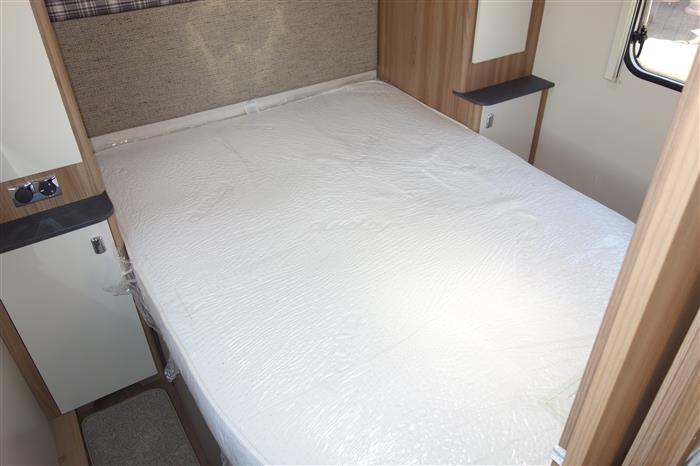 2020 Swift major 4 EB fixed island bedroom - Image 17