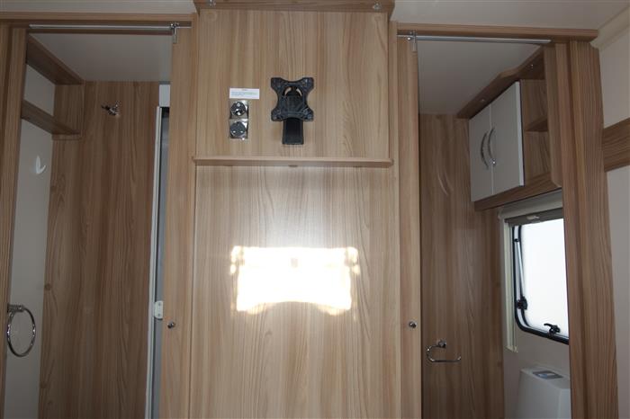 2020 Swift major 4 EB fixed island bedroom - Image 18
