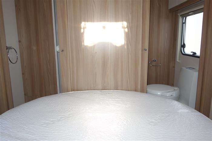 2020 Swift major 4 EB fixed island bedroom - Image 19